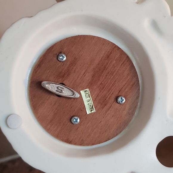 Vintage Ivory White with little Girl & Bear Puppet Musical Figurine - Picture 2 of 4